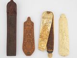 quatre types différents d'articles en cuir et en bois posés sur une surface blanche