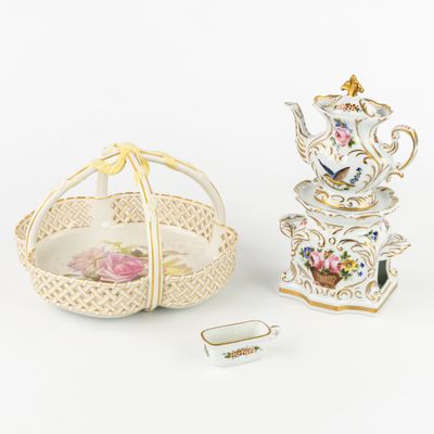 un panier et une théière posés l'un à côté de l'autre sur une table