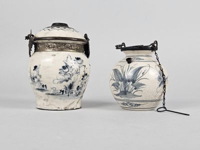 paire de vases bleus et blancs ornés de chaînes sur fond blanc