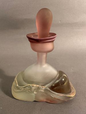 une petite bouteille en verre munie d'un bouchon en verre