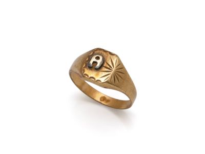 un gros plan d'une bague en or ornée d'un crâne