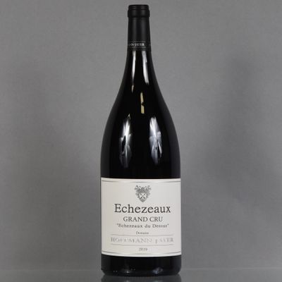 une bouteille de vin posée sur une table