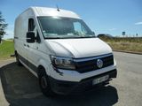 une camionnette blanche garée sur le bord de la route