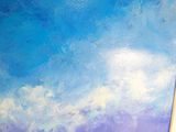 un tableau représentant un ciel bleu parsemé de nuages blancs