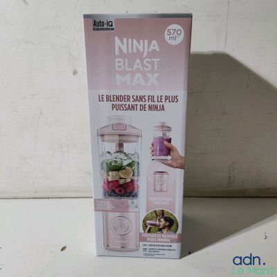 une boîte contenant un mixeur posée sur une table