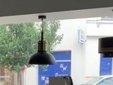 des tables et des chaises dans un restaurant, avec une voiture en arrière-plan