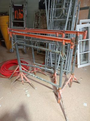 une image représentant une table en métal et en bois