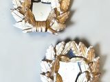 deux miroirs accrochés au mur l'un à côté de l'autre