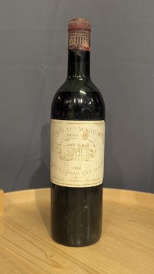 une bouteille de vin posée sur une table