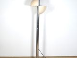 une photo d'un lampadaire allumé