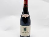 une bouteille de vin posée sur une table