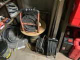 une pile de tuyaux et d'autres équipements dans un garage