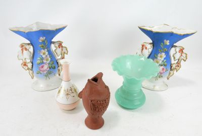 trois vases posés l'un à côté de l'autre sur une table