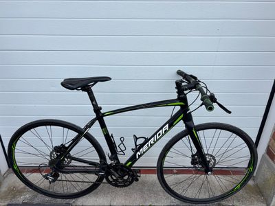 un vélo garé devant une porte de garage