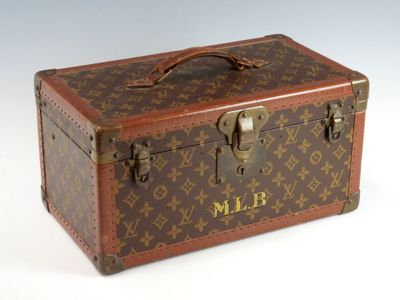 malle Louis Vuitton avec monogrammes et ferrures en laiton