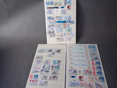deux livres ornés de timbres, posés sur une table