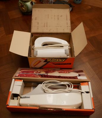 une boîte posée par terre, contenant deux téléphones