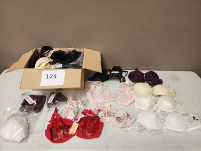 une table sur laquelle se trouvent une boîte de soutiens-gorge et une boîte de sous-vêtements