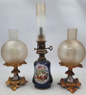 Trois vases en verre sont posés les uns à côté des autres sur une table