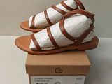 une boîte sur laquelle est posée une paire de sandales