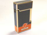 un briquet noir et orange posé sur une surface blanche