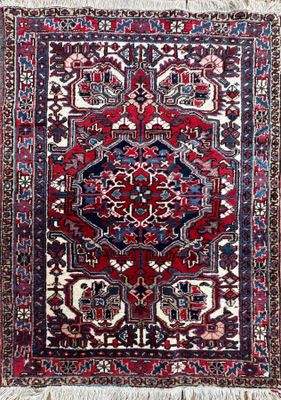 CAUCASE. Tapis en laine noué main à fond rouge et beige.