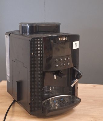 une machine à café posée sur une table en bois