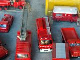 beaucoup de camions de pompiers miniatures qui traînent par terre