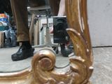 un homme assis devant un miroir