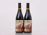 deux bouteilles de vin posées l'une à côté de l'autre sur une table