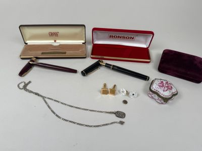 un grand nombre d'objets posés sur une table