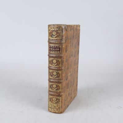 un livre posé sur une table