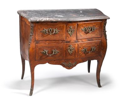 une image d'une commode à dessus en marbre