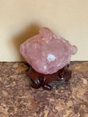 un petit caillou rose posé sur une table