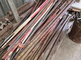 un tas de vieux skis et de bâtons de ski dans une pièce