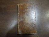 un vieux livre posé sur une table en bois