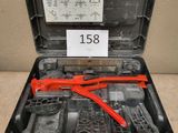une mallette à outils ouverte, contenant des outils, posée sur une table