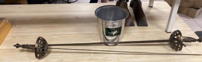 deux épées posées sur une table