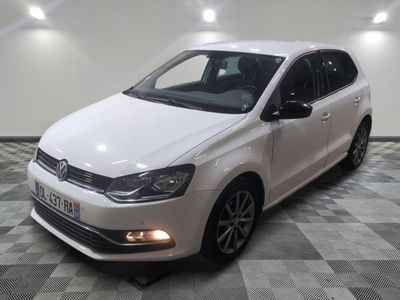la voiture blanche est garée dans le garage sur le sol en damier