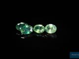 une paire de tourmalines vertes sur fond noir