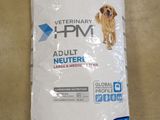 un sac de croquettes posé par terre
