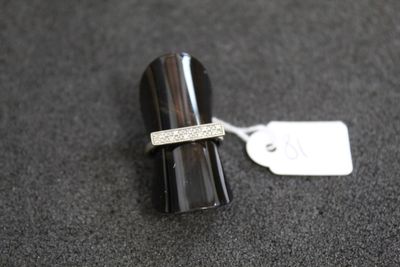 un anneau posé sur un objet noir