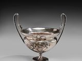 une coupe en argent posée sur une table