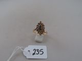 une bague en or sertie d'une pierre brune