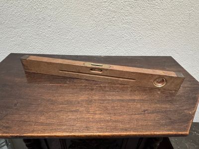 niveau en bois, l. 59.5 cm env.