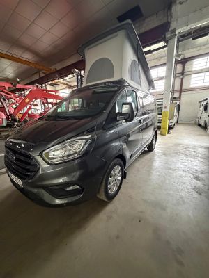 une camionnette noire garée dans un garage