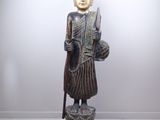 statue représentant une personne tenant un couteau et un bâton