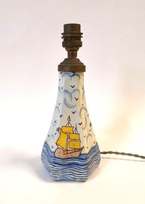 une petite lampe sur laquelle est représenté un voilier