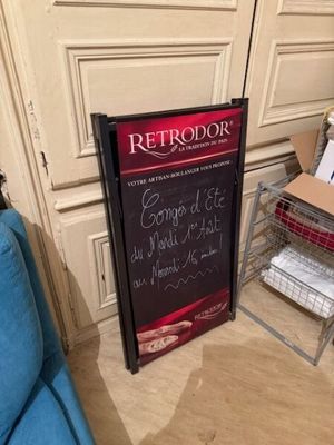 une pancarte portant l'inscription « retrodor » devant une chaise bleue