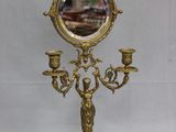 un miroir posé sur un pied, avec des bougies dessus